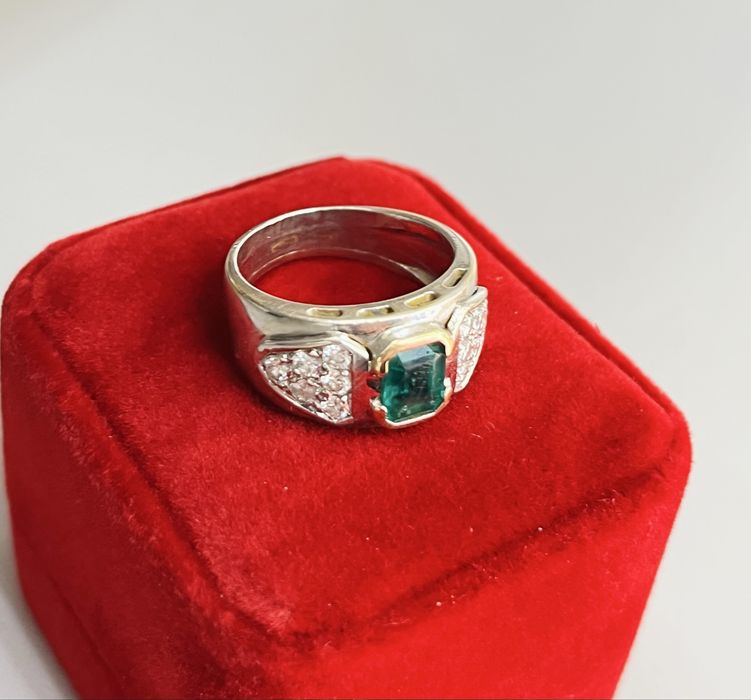 Дамски пръстен бяло злато и естествен изумруд