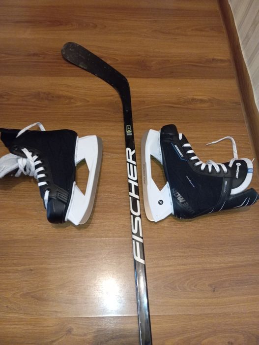 Коньки и клюшку продам