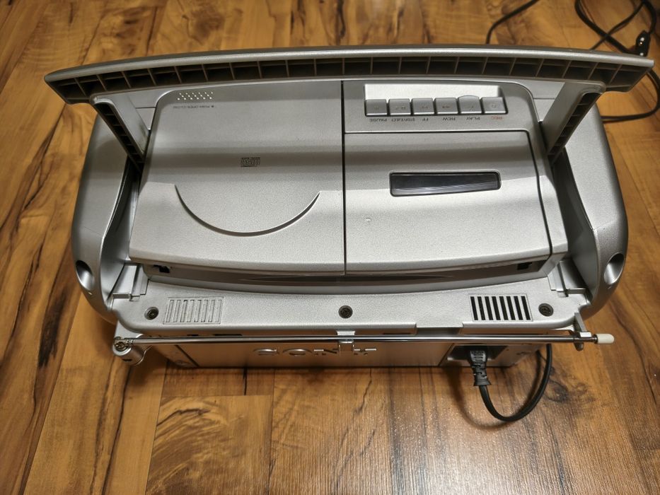 Продавам касетофон Sony