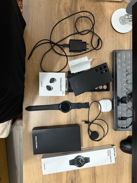 Продам S23Ultra с аксессуарами срочно!