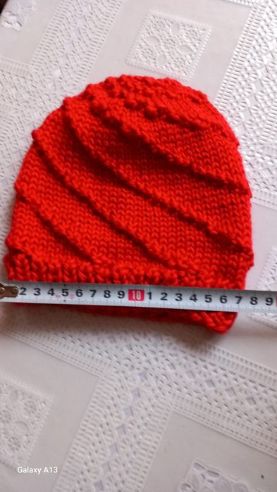 Предлагам красиви плетени детски шапки