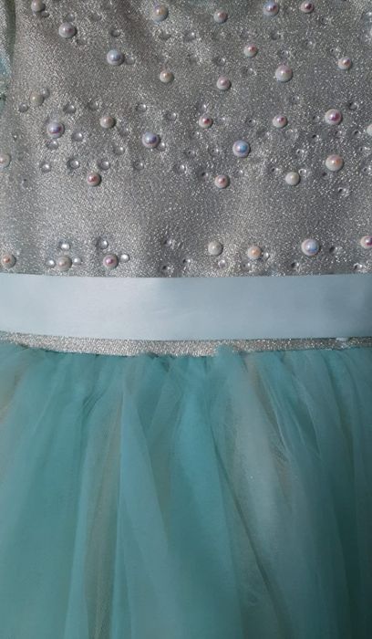 Продам платье на девочку 5-6 лет