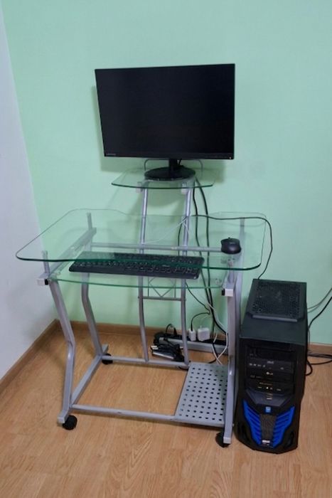 De vanzare birou din sticla cu schelet metalic, pentru computer.