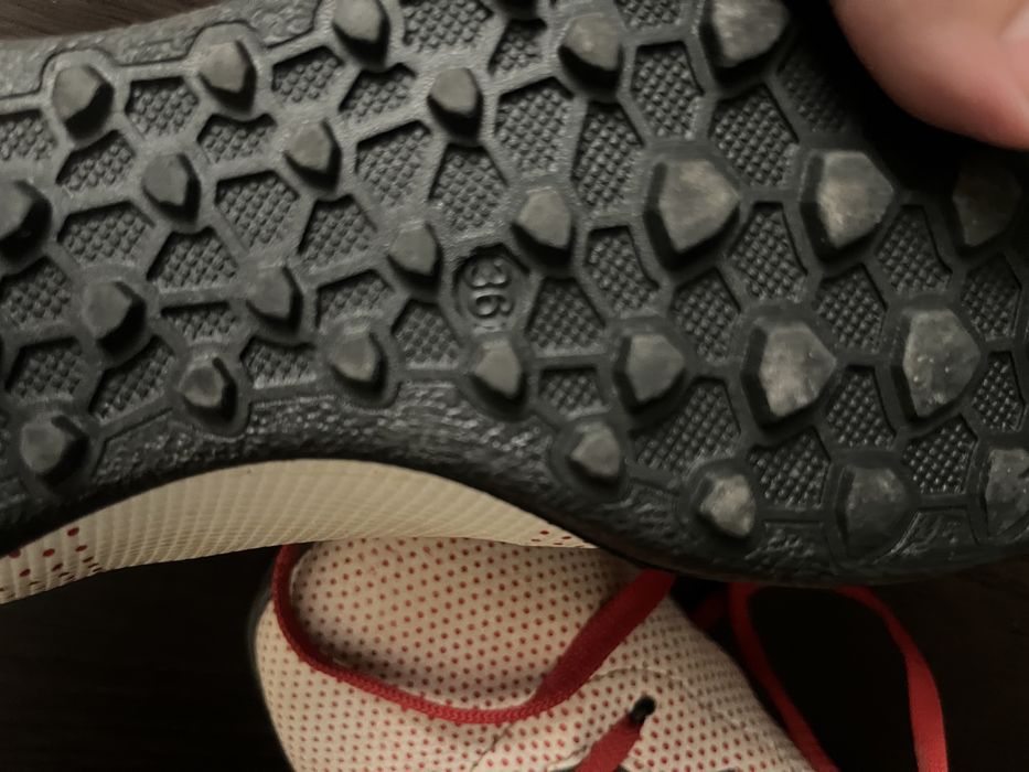 Продам футбольные крассовки