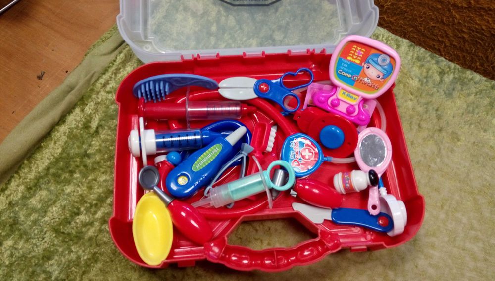 Играчки в кутия за ”чичо доктор” - медицински принадлежности