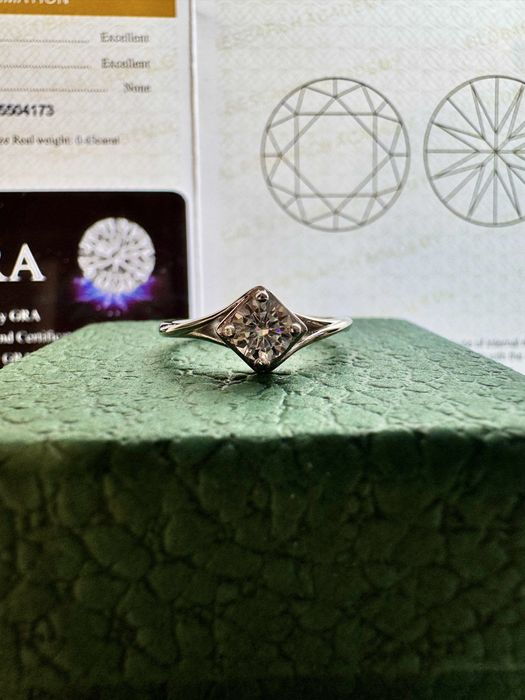 Сребърен пръстен с мойсанит (Диамант) 0.5 карата