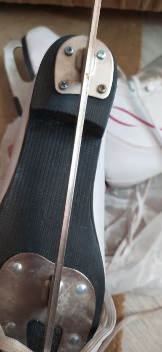 Продам коньки фигурные белый