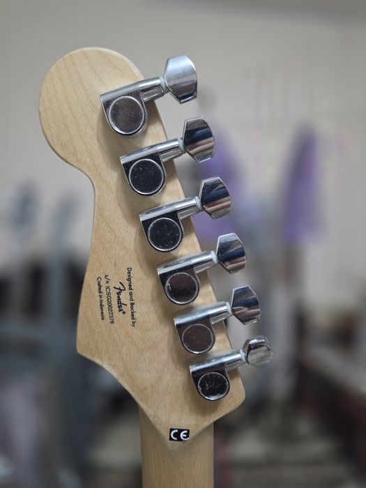 Продаю электрогитары с подставками для гитары!