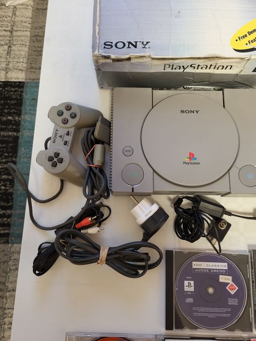 Consola Ps 1 in cutie cu 2 Manete+ 5 jocuri.