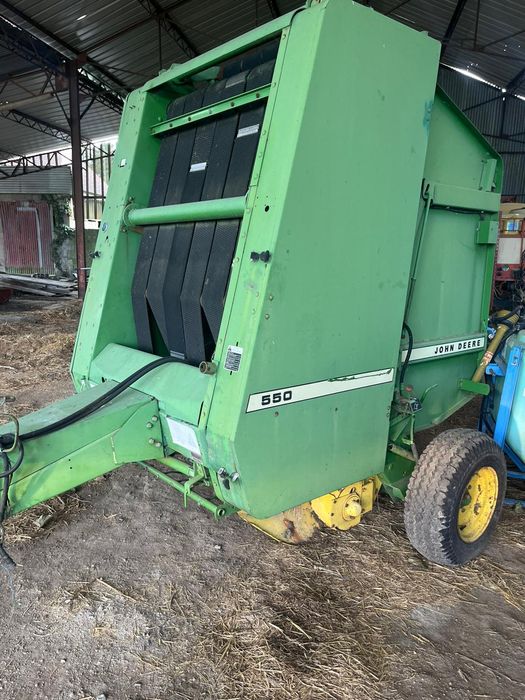 Vand presa de baloti rotunzi balotiera John Deere 550 recent adusa