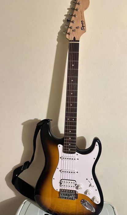 Chitară electrică Squier Bullet Strat HSS + husă + whammy bar + corzi