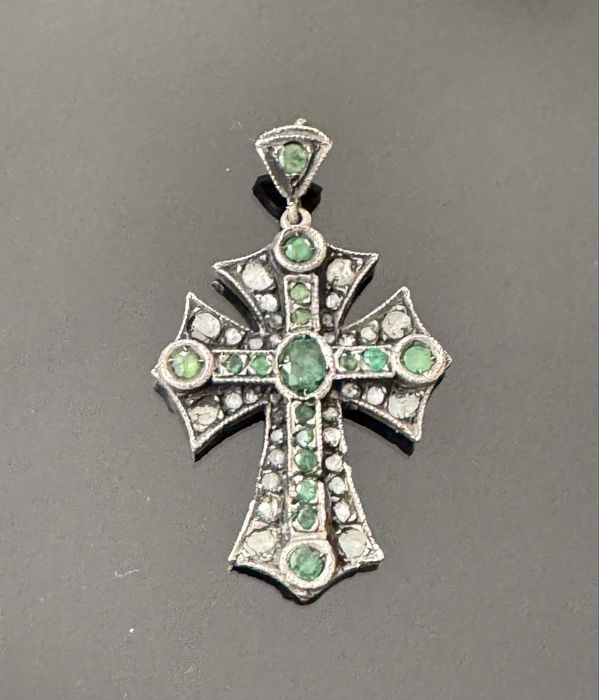 Cruce din argint, diamante si smaralde