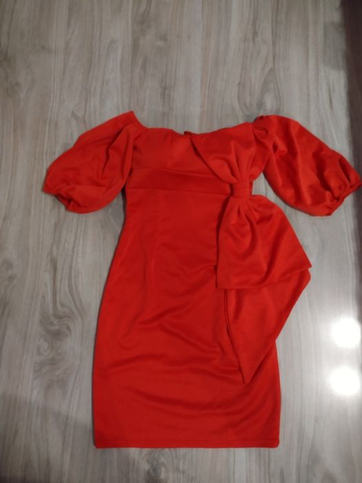 Елегантна дамска рокля с панделка