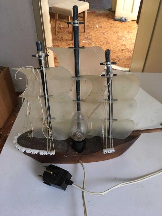 кораб и нощна светлина