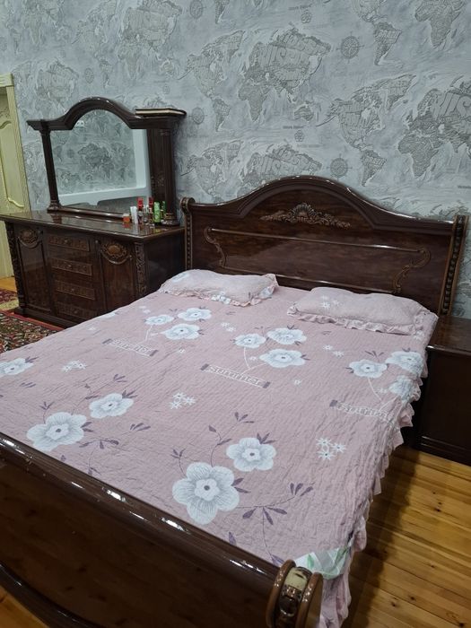 Спальный гарнитур сотилади.