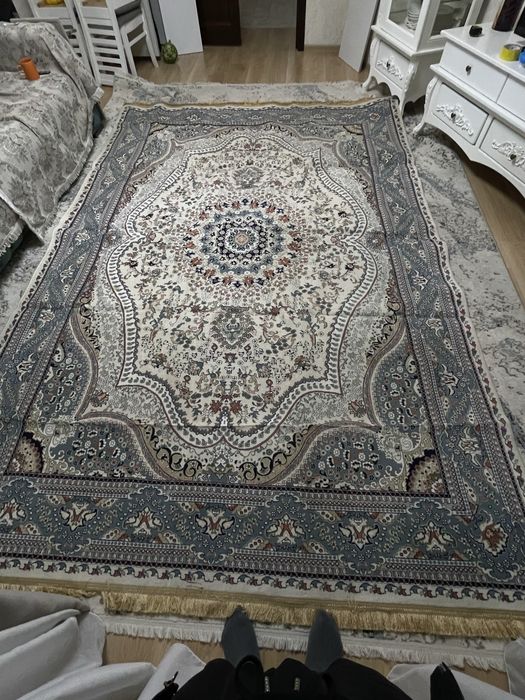 Ковер в очень хорошем состояний