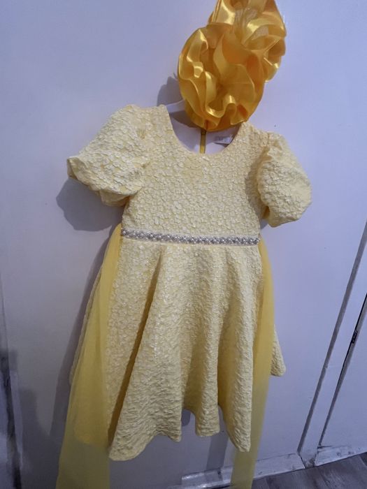 Платье в желтом цвете