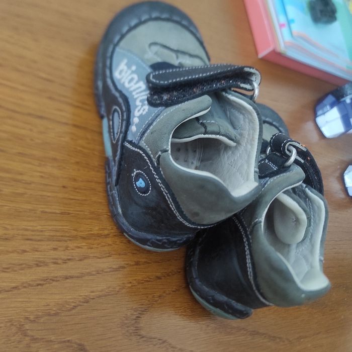 Детскую обувь для первых шагов