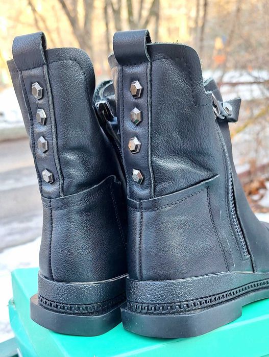 Продам зимние женские ботинки