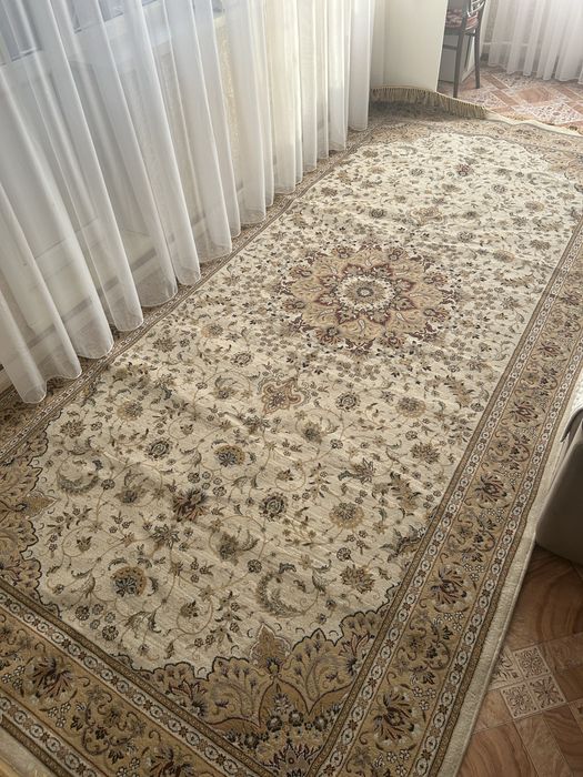 Продам ковер в гостиную