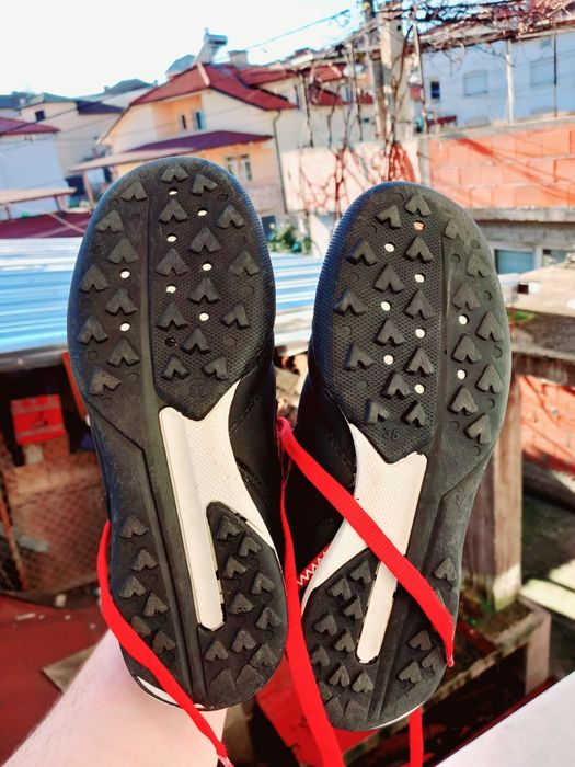 Децки футболни обувки /35 номер/-2 чифта ,почти нови.