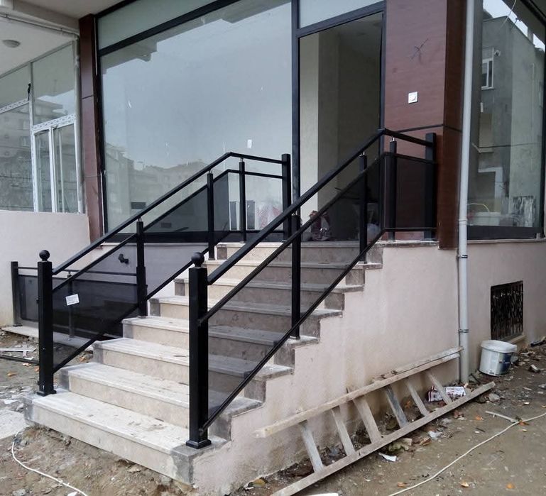 Алуминиеви и Стъклени Парапети