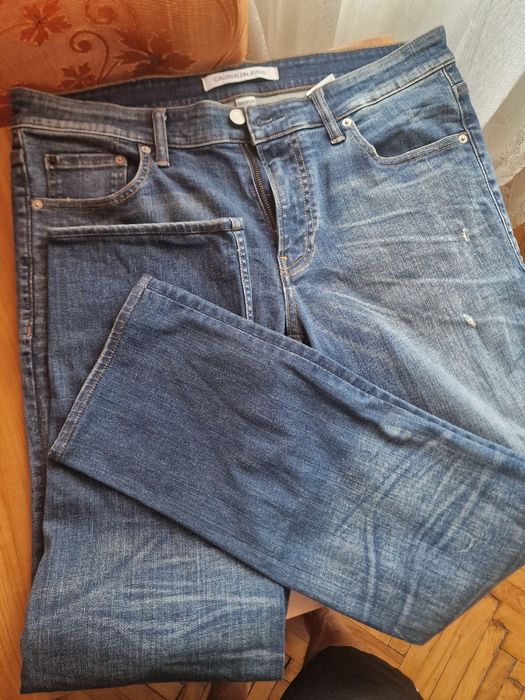Vând blugi CALVIN KLEIN  noi.