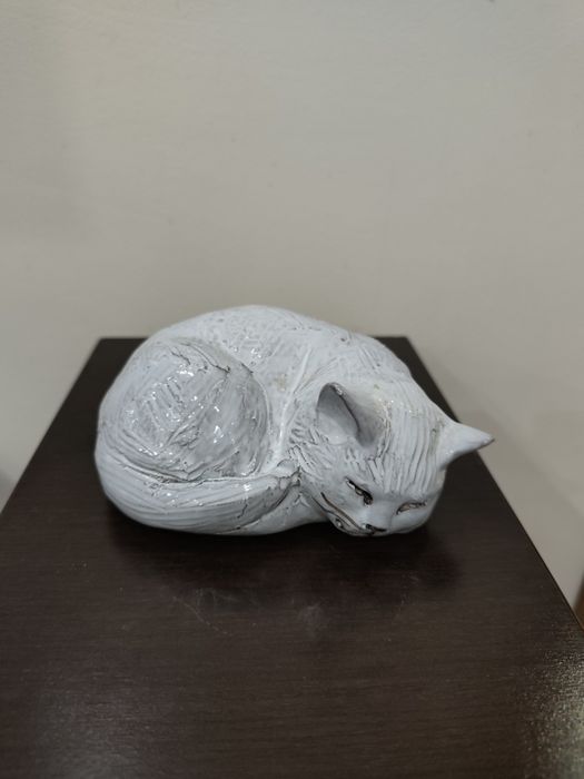 Керамична фигурка – спящо коте, ръчно изработена