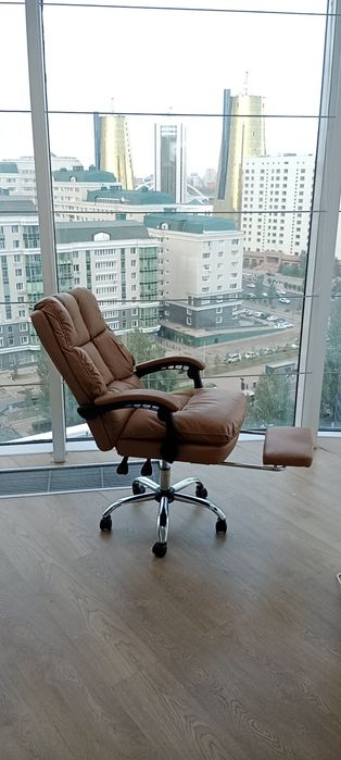 Офисные кресла. Стол мебель стулья квартира одежда