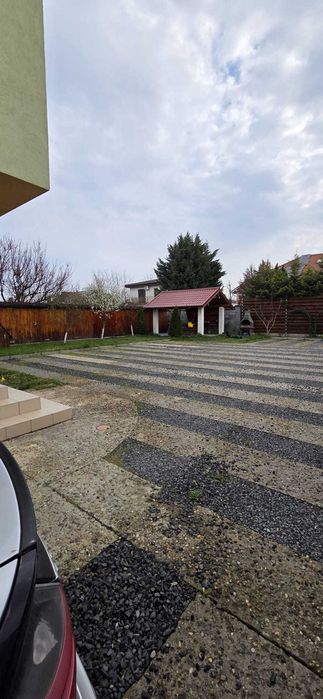Apartament cu 2 camere cu curte– Confortul de la bloc îmbinat cu beneficiile unei case!