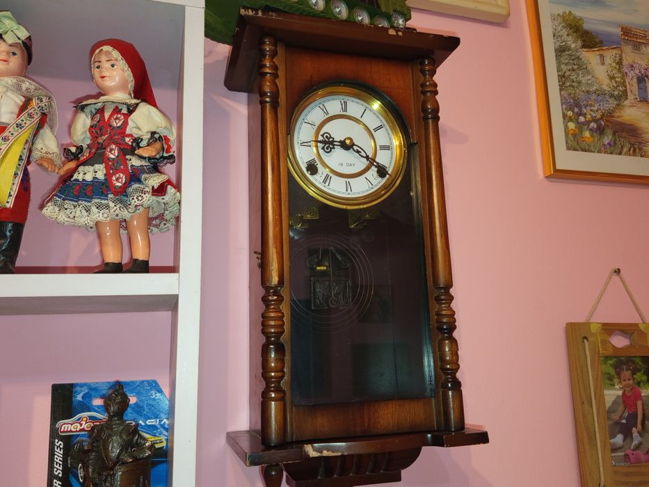 Ceas de perete vechi cu pendul,cutie din lemn masiv