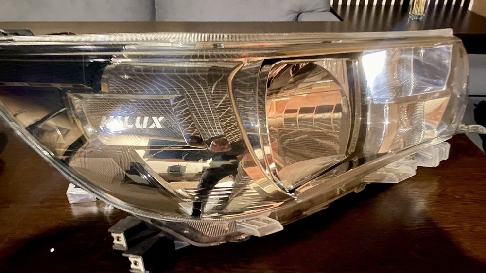 Продам комплект оригинальных фар hilux 8