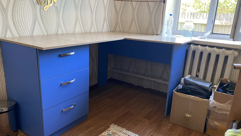 Продам угловой письменный стол с полками