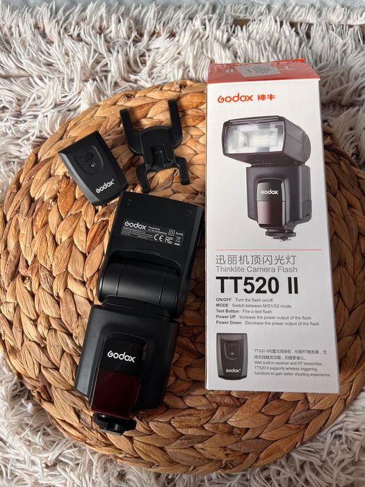 Canon EOS 80D + obiective 75–300mm & 85mm + Godox Blitz — stare bună