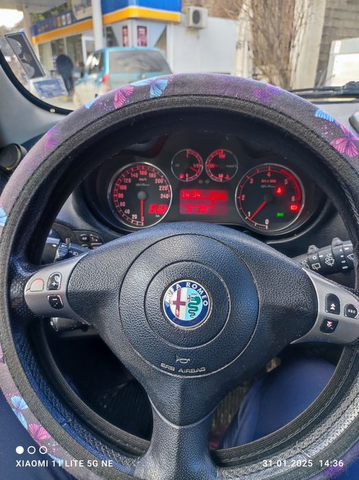 Продавам Alfa Romeo 147