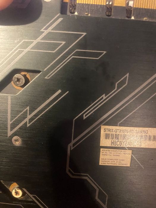 Placa video Asus ROG Strix GTX 1070 cu 8GB de memorie,