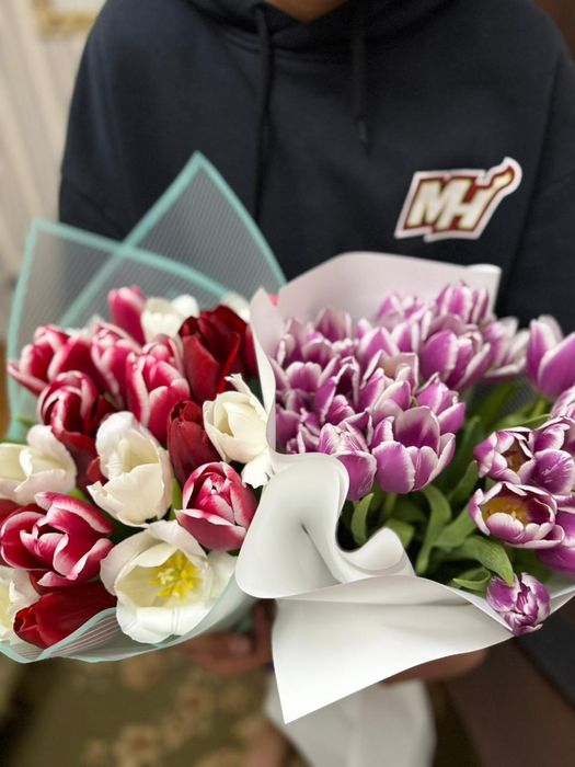 Гүлдер сатылады роза және тюльпан