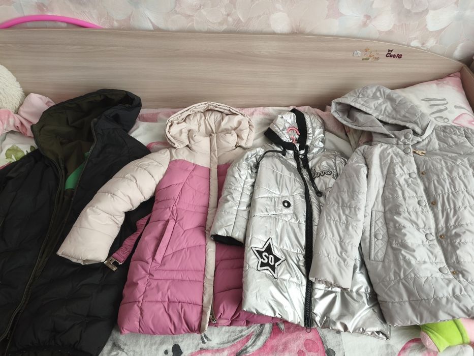 Продам куртки на девочку