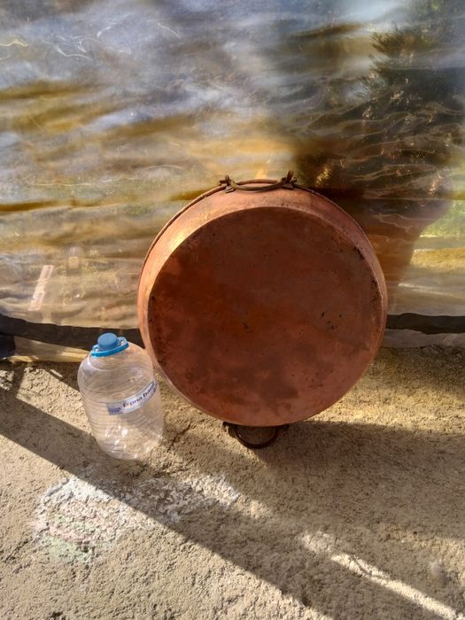 Продавам огромна масивна медна тава тежка и масовна Уникална