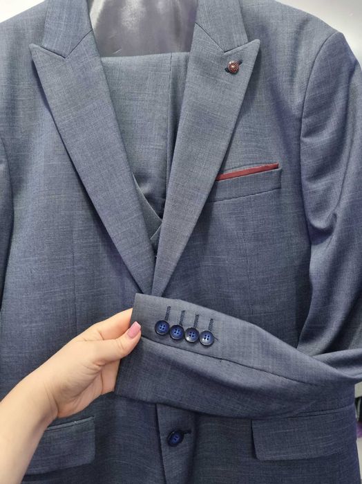 Официален мъжки костюм с елек