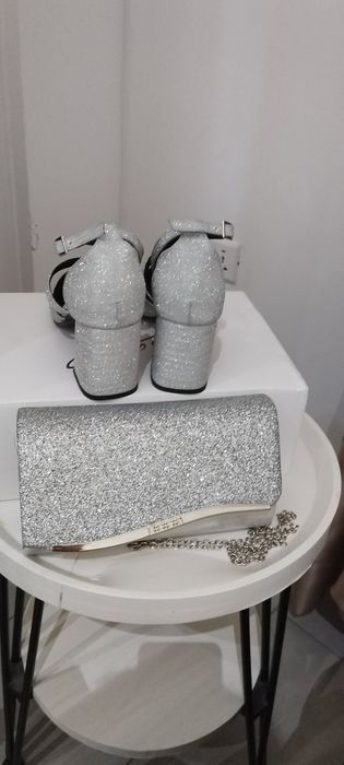 Дълга рокля от сатен, обувки и чанта