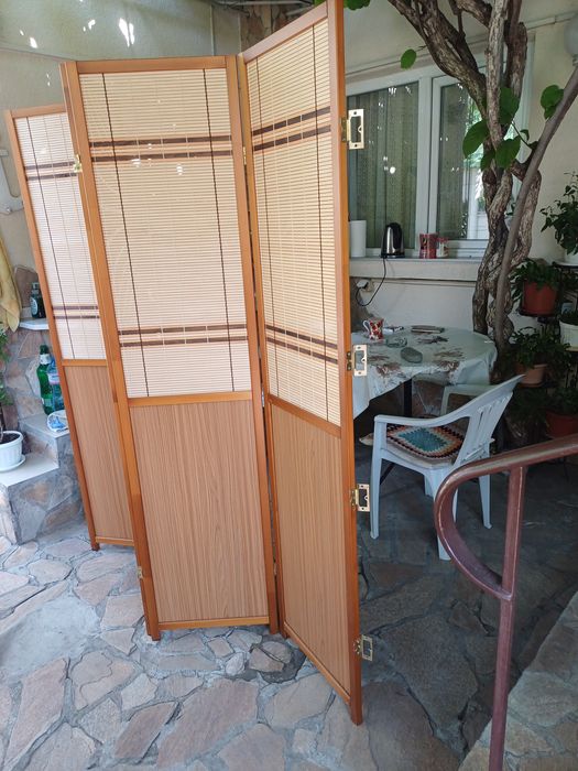 Параван с четири секции.