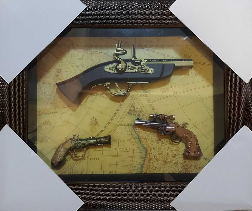 Panoplie tablou arme 3 pistoale si harta