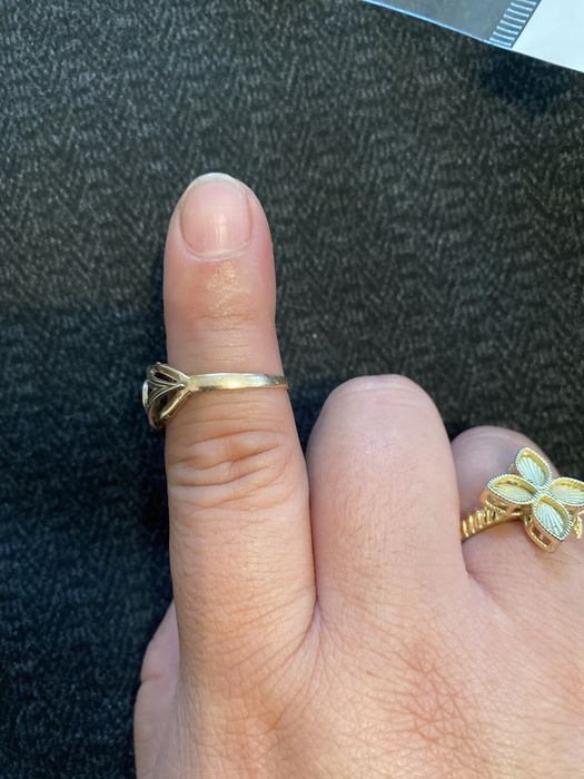 Срочно продам кольцо золото