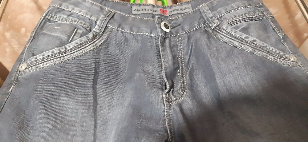 Ждинсовые брюки.