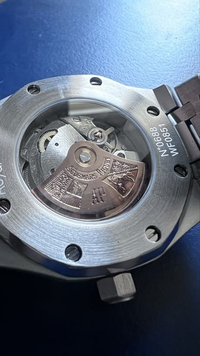 Audemars Piguet Royal Oak Frosted Gold 37mm Automatic Black Dial Часовник