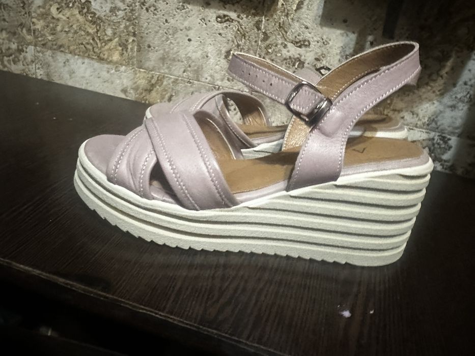 Продам босоножки