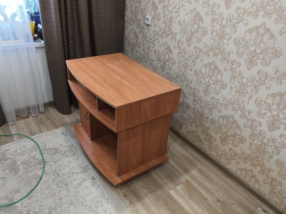 Отдам компьютерный стол