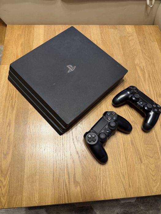 Vând Play Station 4 Pro