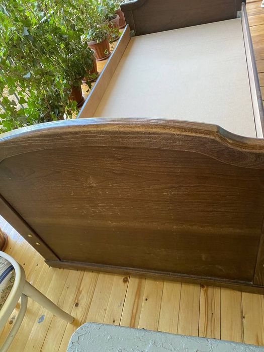 Деревянная кровать